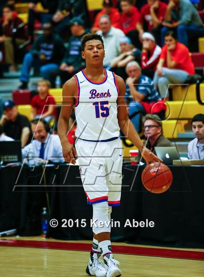 Thumbnail 2 in Simeon vs Rainier Beach (Hoophall West Invitational) photogallery.