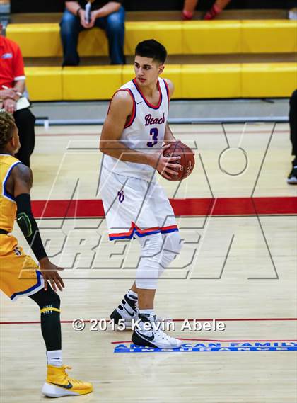 Thumbnail 2 in Simeon vs Rainier Beach (Hoophall West Invitational) photogallery.