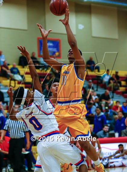 Thumbnail 2 in Simeon vs Rainier Beach (Hoophall West Invitational) photogallery.