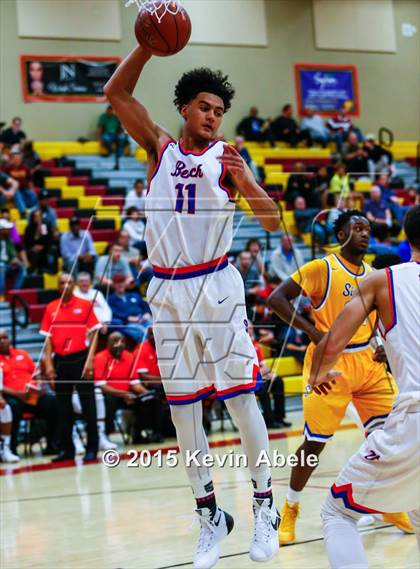 Thumbnail 2 in Simeon vs Rainier Beach (Hoophall West Invitational) photogallery.