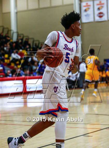 Thumbnail 1 in Simeon vs Rainier Beach (Hoophall West Invitational) photogallery.