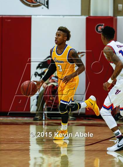 Thumbnail 2 in Simeon vs Rainier Beach (Hoophall West Invitational) photogallery.