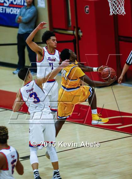 Thumbnail 2 in Simeon vs Rainier Beach (Hoophall West Invitational) photogallery.