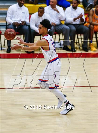 Thumbnail 1 in Simeon vs Rainier Beach (Hoophall West Invitational) photogallery.