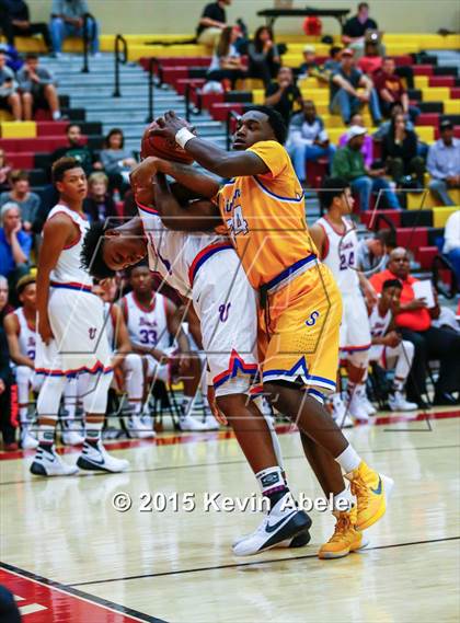 Thumbnail 1 in Simeon vs Rainier Beach (Hoophall West Invitational) photogallery.