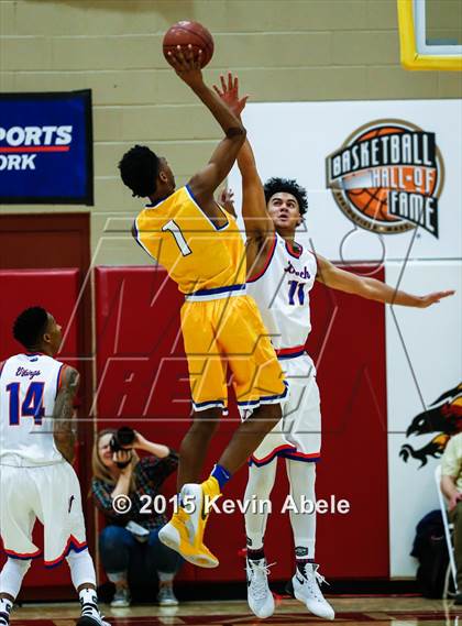 Thumbnail 3 in Simeon vs Rainier Beach (Hoophall West Invitational) photogallery.
