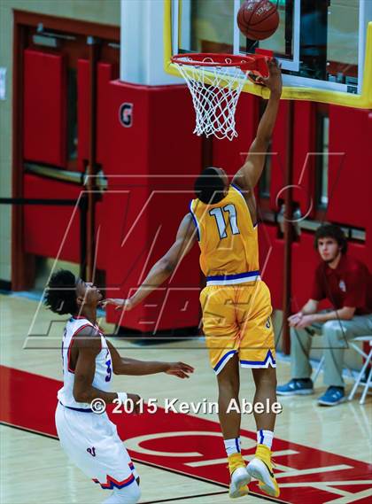 Thumbnail 2 in Simeon vs Rainier Beach (Hoophall West Invitational) photogallery.