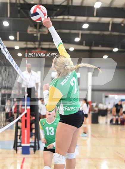 Thumbnail 2 in Holtville vs. Lee Williams (Nike TOC Southwest) photogallery.
