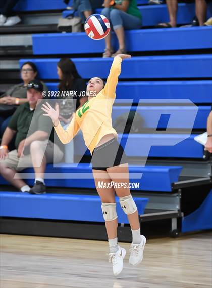 Thumbnail 1 in Holtville vs. Lee Williams (Nike TOC Southwest) photogallery.
