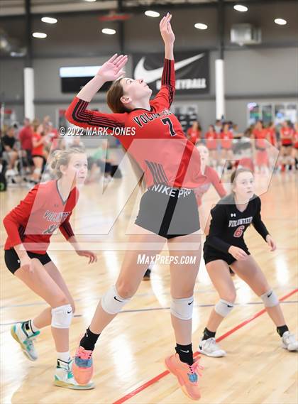 Thumbnail 2 in Holtville vs. Lee Williams (Nike TOC Southwest) photogallery.