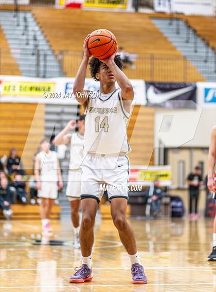 Thumbnail 3 in Beaverton vs. Southridge (Les Schwab Invitational) photogallery.