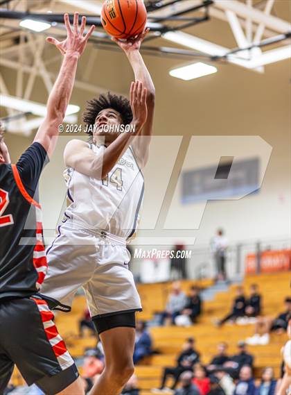Thumbnail 2 in Beaverton vs. Southridge (Les Schwab Invitational) photogallery.