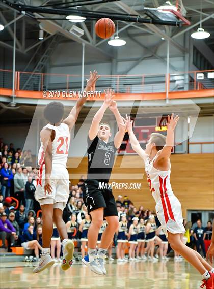 Thumbnail 2 in Arlington vs. Marysville-Pilchuck (WIAA 3A District Playoff) photogallery.
