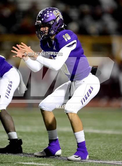 Thumbnail 3 in Chalmette @ Hahnville (LHSAA 5A 1st Round Playoff) photogallery.