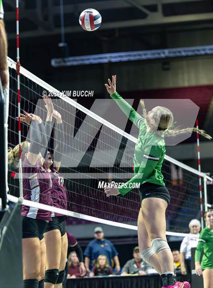 Thumbnail 2 in Williamstown vs. Charleston Catholic (WVSSAC Class AA Quarterfinal) photogallery.