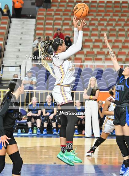 Thumbnail 3 in Salpointe Catholic vs. Mesquite (AIA 4A Final) photogallery.