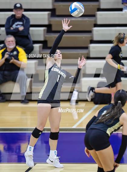 Thumbnail 2 in Iowa Park vs Comanche (UIL 3A  Bi-district) photogallery.