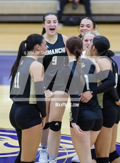Thumbnail 1 in Iowa Park vs Comanche (UIL 3A  Bi-district) photogallery.
