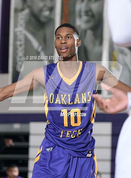 Thumbnail 2 in Oakland Tech vs. Folsom (St. Hope Elite Classic) photogallery.
