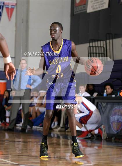 Thumbnail 2 in Oakland Tech vs. Folsom (St. Hope Elite Classic) photogallery.