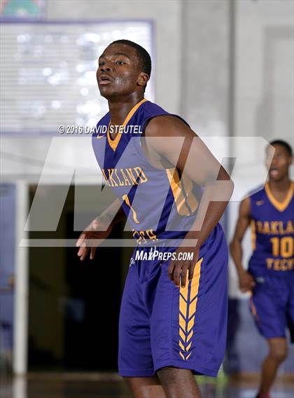 Thumbnail 2 in Oakland Tech vs. Folsom (St. Hope Elite Classic) photogallery.