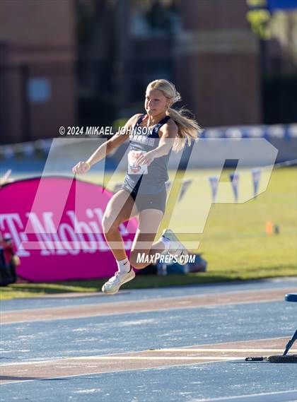 Thumbnail 2 in UF Relays (Saturday - Triple Jump) photogallery.