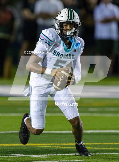 Thumbnail 3 in Crib Classic Dade vs Broward All-Star Showcase photogallery.