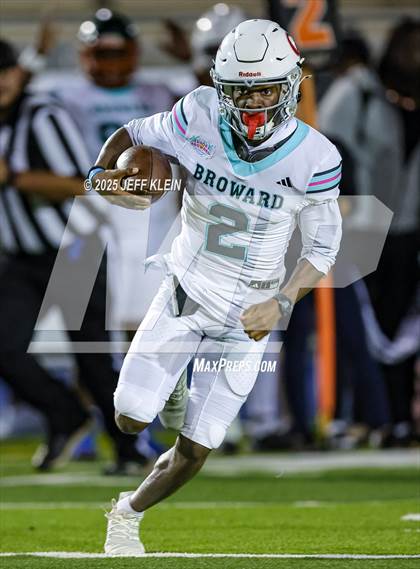 Thumbnail 2 in Crib Classic Dade vs Broward All-Star Showcase photogallery.