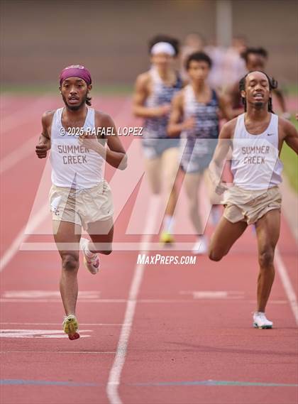 Thumbnail 1 in UIL 6A Track & Field District Finals (1600M) photogallery.