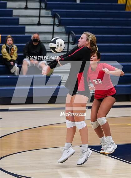 Thumbnail 3 in Terre Haute South Vigo vs. Brownsburg (IHSAA 4A Sectional Semifinal) photogallery.