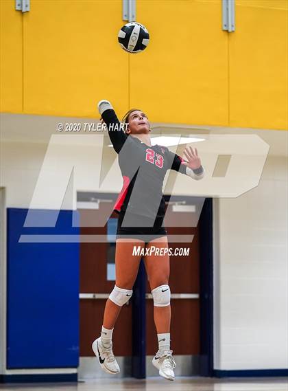 Thumbnail 1 in Terre Haute South Vigo vs. Brownsburg (IHSAA 4A Sectional Semifinal) photogallery.