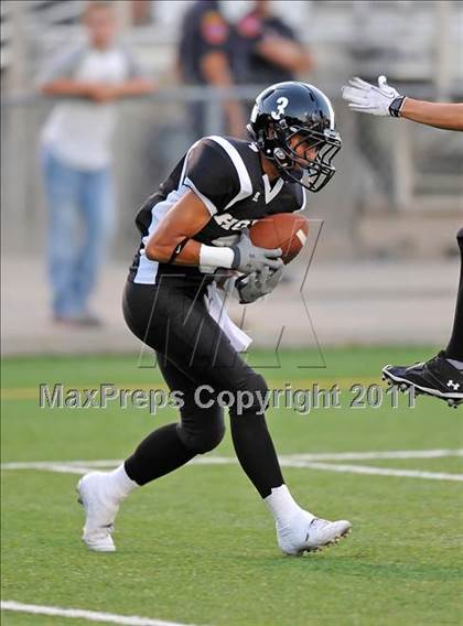 Thumbnail 3 in Chico vs. Howe photogallery.