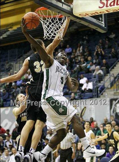Thumbnail 1 in De La Salle vs. Archbishop Mitty (Martin Luther King Classic) photogallery.