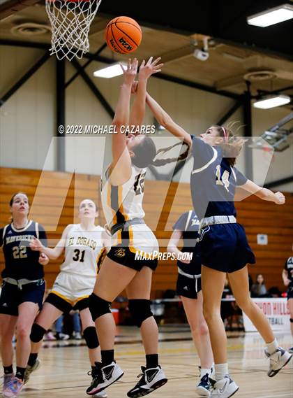 Thumbnail 3 in La Costa Canyon vs. El Dorado (So Cal Holiday Prep Classic) photogallery.