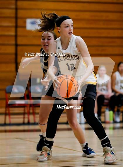 Thumbnail 2 in La Costa Canyon vs. El Dorado (So Cal Holiday Prep Classic) photogallery.