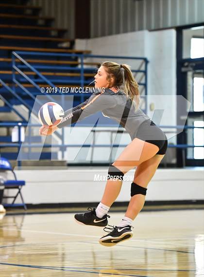 Thumbnail 2 in Perryville vs. Waldron (AAA 3A1st Round Playoff) photogallery.