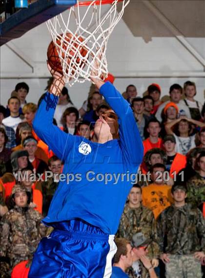 Thumbnail 3 in Covington Catholic @ Highlands photogallery.