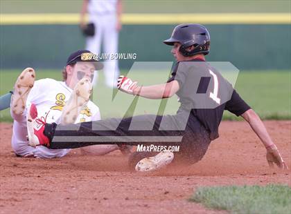 Thumbnail 2 in Arthur-Lovington/Atwood-Hammond vs St. Thomas More (IHSA 2A Round 1) photogallery.