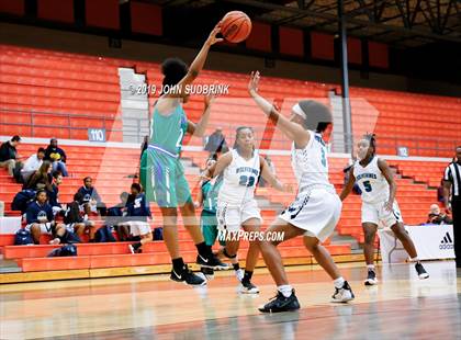 Thumbnail 3 in Woodside vs Forest Park (StatVa Girls Basketball Classic) photogallery.