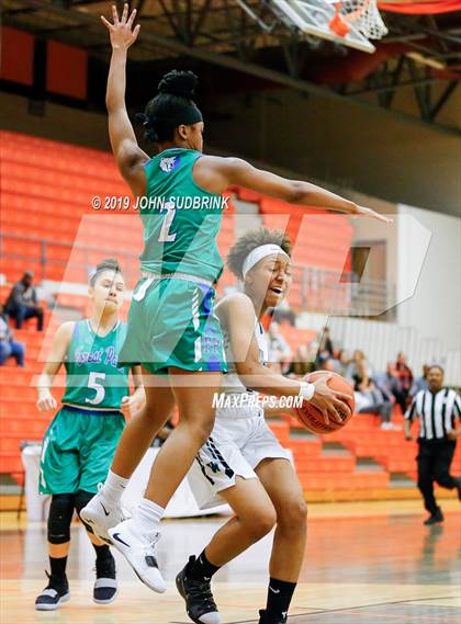 Thumbnail 1 in Woodside vs Forest Park (StatVa Girls Basketball Classic) photogallery.