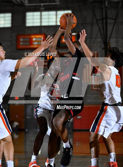 Thumbnail 3 in Orange Lutheran vs. Rolling Hills Prep (Mater Dei Extravaganza) photogallery.