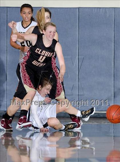 Thumbnail 1 in Clovis West vs Westview (So Cal Holiday Prep Classic) photogallery.