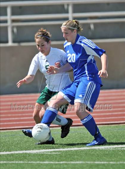 Thumbnail 2 in Longview vs. Lindale (Class 4A, Region II semifinals) photogallery.