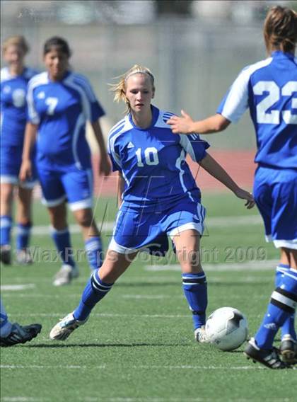 Thumbnail 2 in Longview vs. Lindale (Class 4A, Region II semifinals) photogallery.