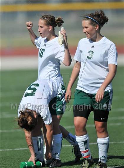 Thumbnail 2 in Longview vs. Lindale (Class 4A, Region II semifinals) photogallery.