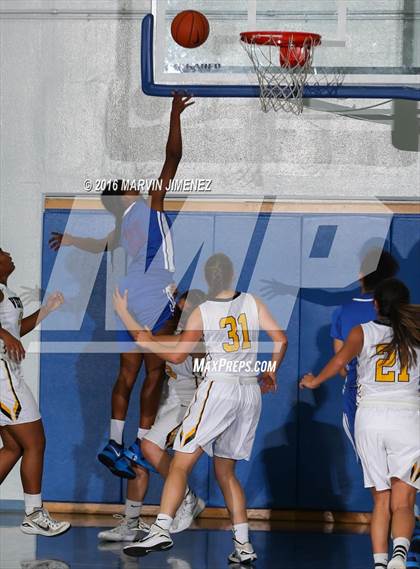 Thumbnail 3 in Ventura vs. Serra photogallery.