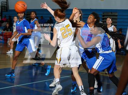 Thumbnail 3 in Ventura vs. Serra photogallery.