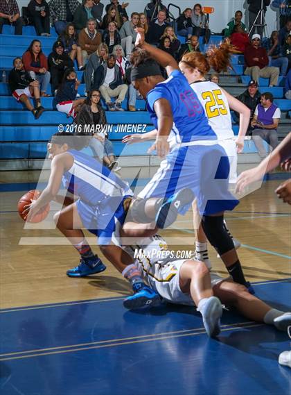 Thumbnail 1 in Ventura vs. Serra photogallery.