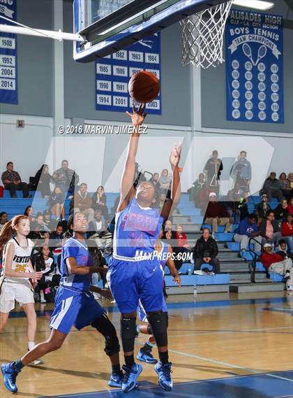 Thumbnail 2 in Ventura vs. Serra photogallery.