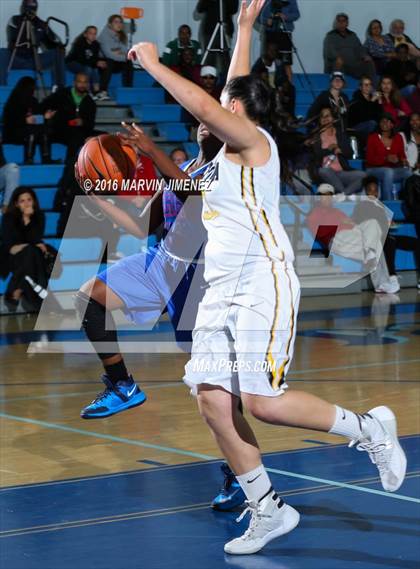 Thumbnail 3 in Ventura vs. Serra photogallery.